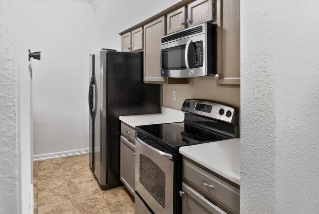 Building Photo - 562 Wilcrest Dr