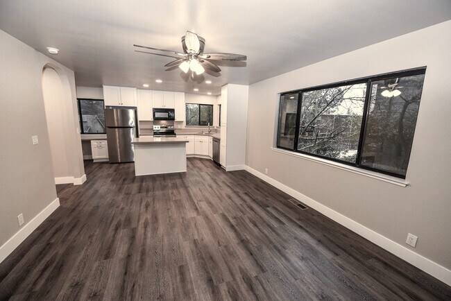 Building Photo - 2455 Knollwood Dr