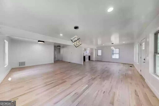 Building Photo - 253 Lamon Ave SE