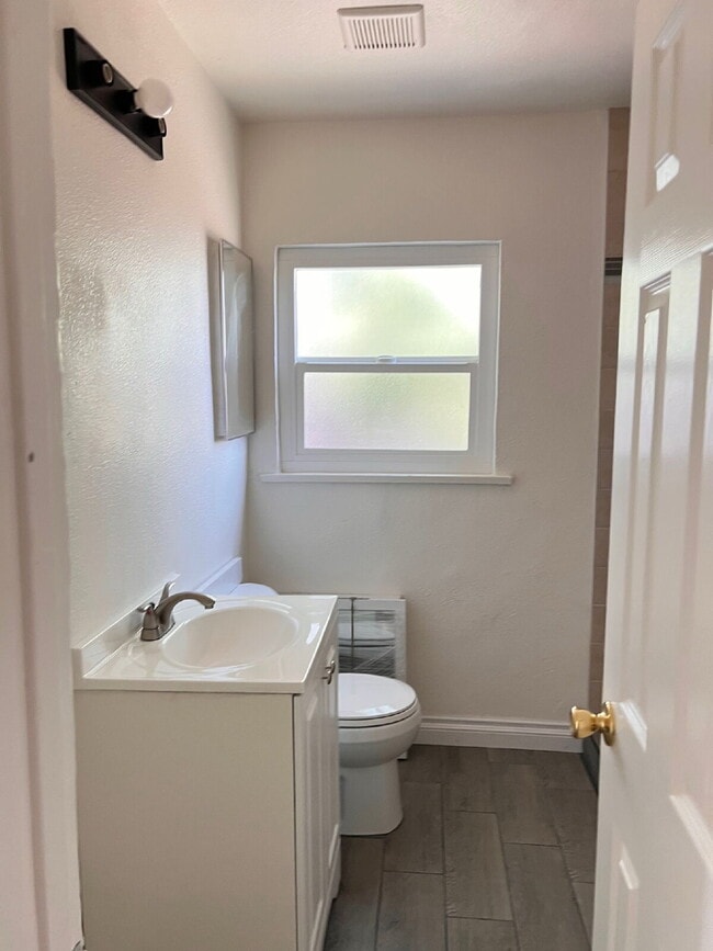 Building Photo - Newly renovated 2br 1bath near the 215