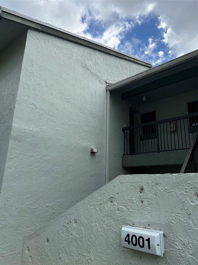 Building Photo - 4001 Carambola Cir N