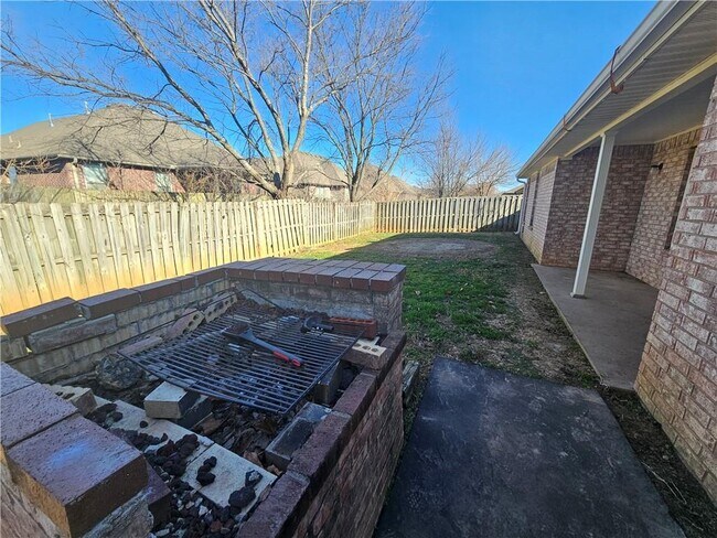 Building Photo - 3604 SW Carriageway Ave