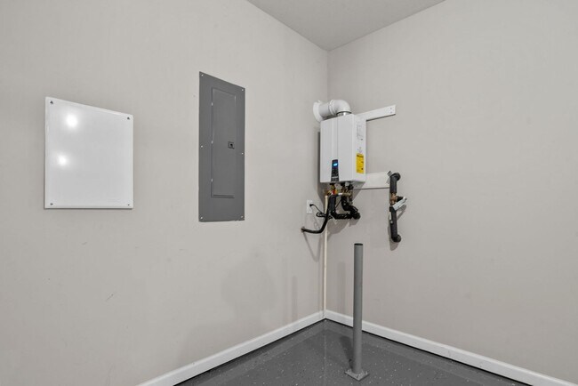 Building Photo - Pet Friendly Four Bedroom with Bonus!