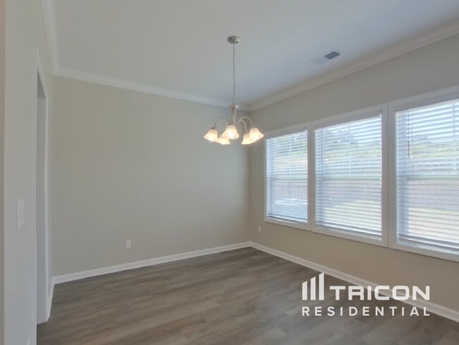 Building Photo - 211 Savannah Hills Dr