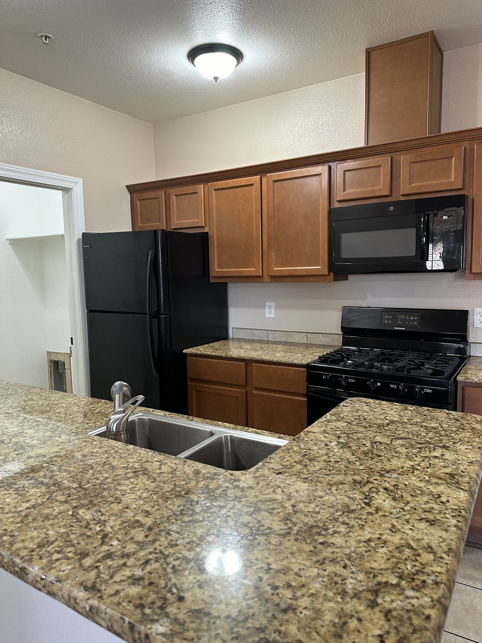 Building Photo - 6325 Reynolds Dr