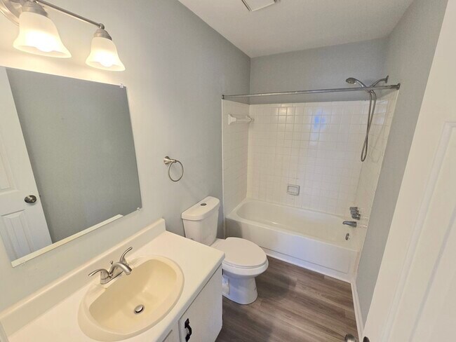 Building Photo - GORGEOUS TOWNHOME IN VIRGINIA BEACH