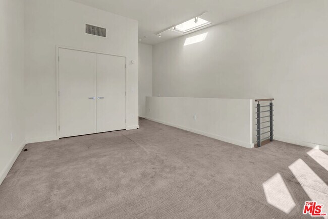 Building Photo - 940 E 2nd St