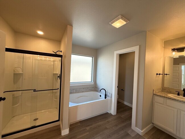 Building Photo - 6101 Poppy Dr