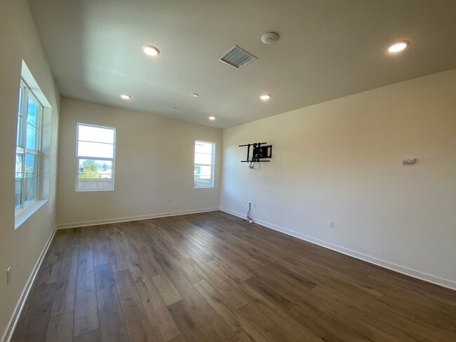 Building Photo - 3 bedroom 2.5 home with Canyon view in San Marcos!