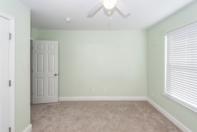 Building Photo - 3 Bedroom, 2.5 Bathroom Townhome in Oak Terrace Preserve - Park Circle