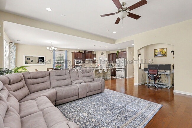 Building Photo - 747 Coralbell Way