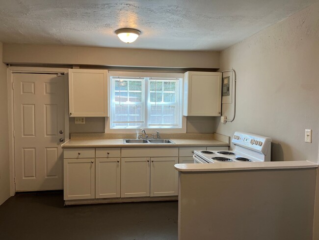 Building Photo - 1 Bedroom 1 Bathroom Triplex