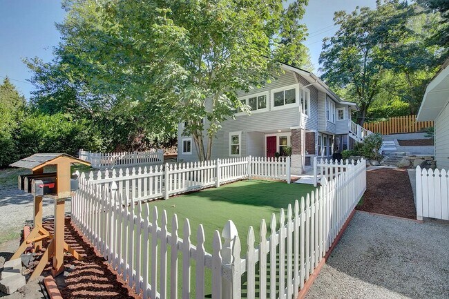 Building Photo - 8602 Ravenna Ave NE