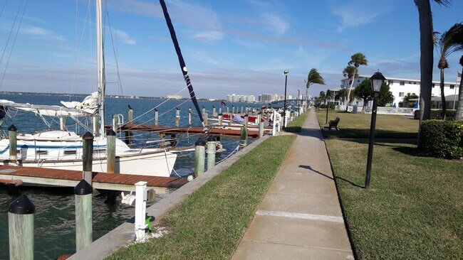 Building Photo - Annual UNfurnished top floor Bay front 2/2 condo with full views of Sarasota Bay