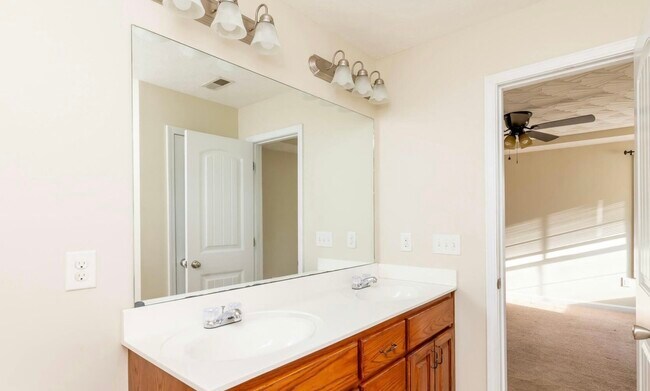 Building Photo - 15 Goldenrod Dr