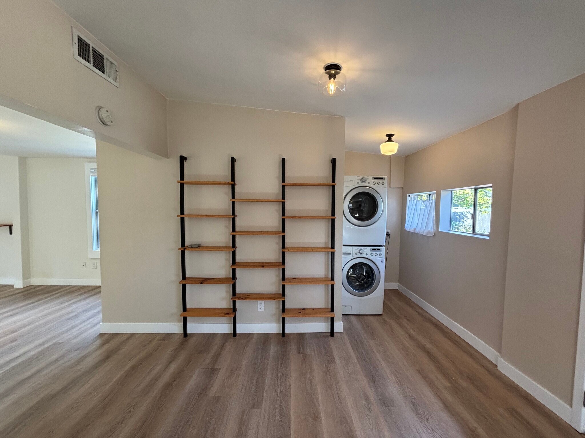 Building Photo - 215 S Avenue 58