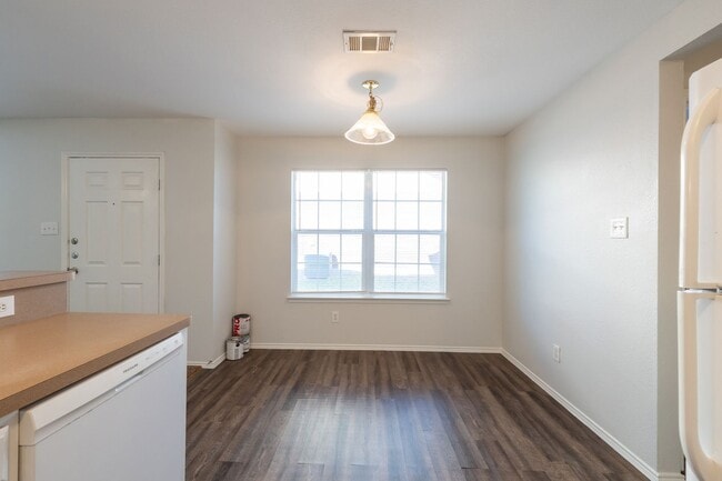 Building Photo - Spacious 4-Bedroom Home with Private Fenced Yard in Fort Worth