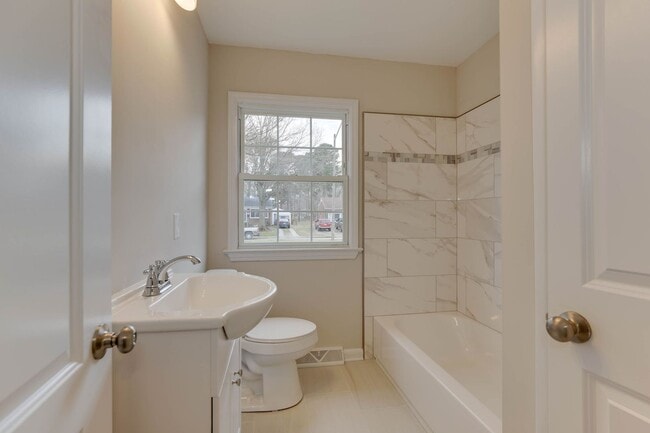 Building Photo - 213 Clemwood Pkwy