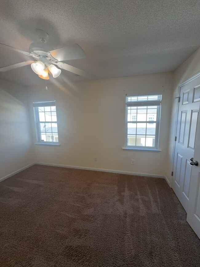 Building Photo - 2005 Banister Loop