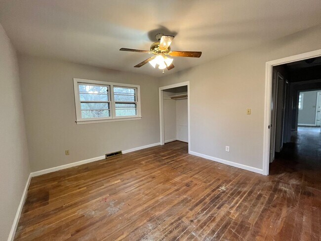 Building Photo - 3 Bedrooms, 1.5 Bathroom - Home in Sherwood Forest!