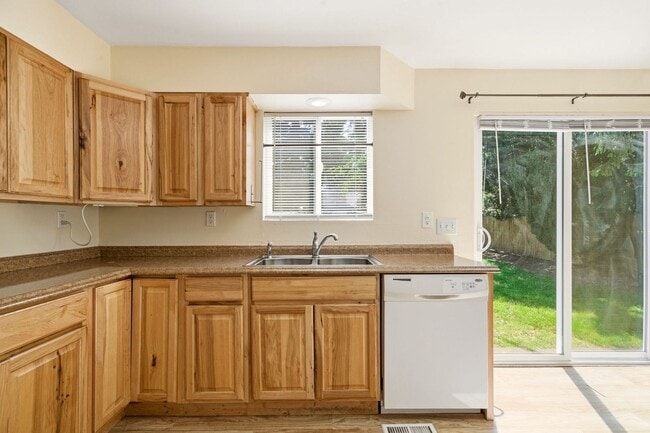 Building Photo - Updated Single-Level Home with Modern Kitchen, Natural Light & Parking