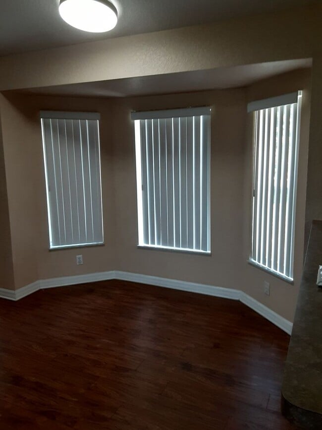 Building Photo - 3 Bedroom Home Close to Everything!