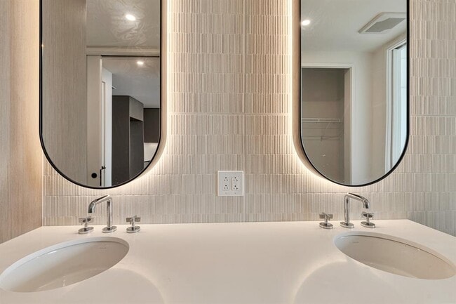 Building Photo - 610 Davis St