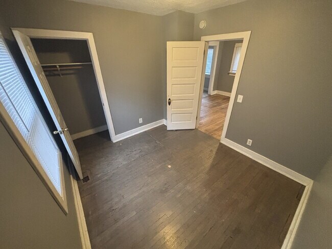 Building Photo - "Charming 2-Bed Duplex Gem in Grand Rapids...