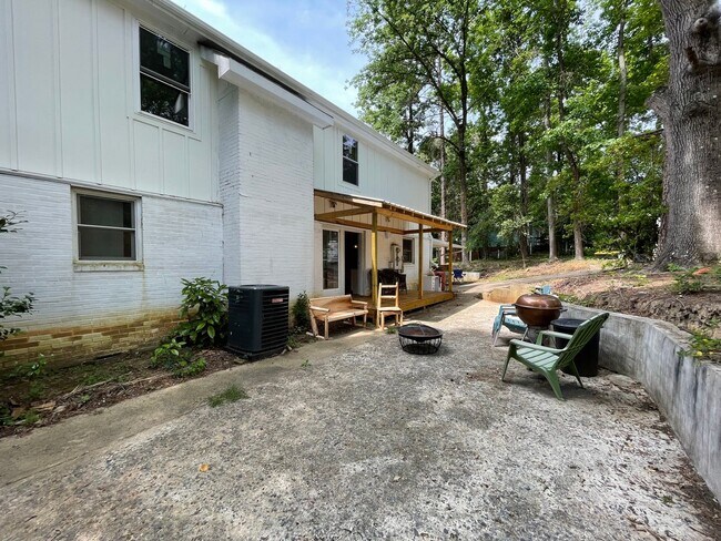 Building Photo - Big and Beautiful House with attached 1br ...