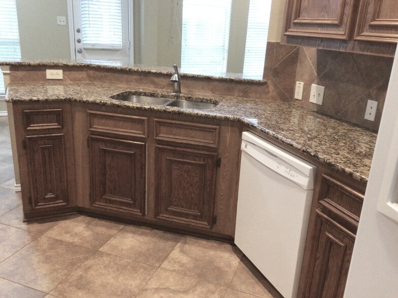 Building Photo - 2718 Lakecrest Way Dr