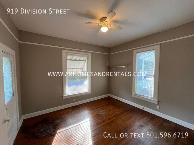 Building Photo - 919 Division St