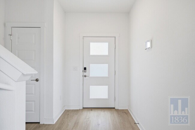 Building Photo - 10925 Tildon Ave