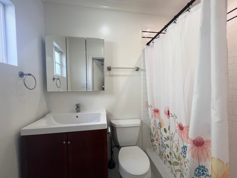 Full Bathroom 2 - 1152 N Sycamore Ave