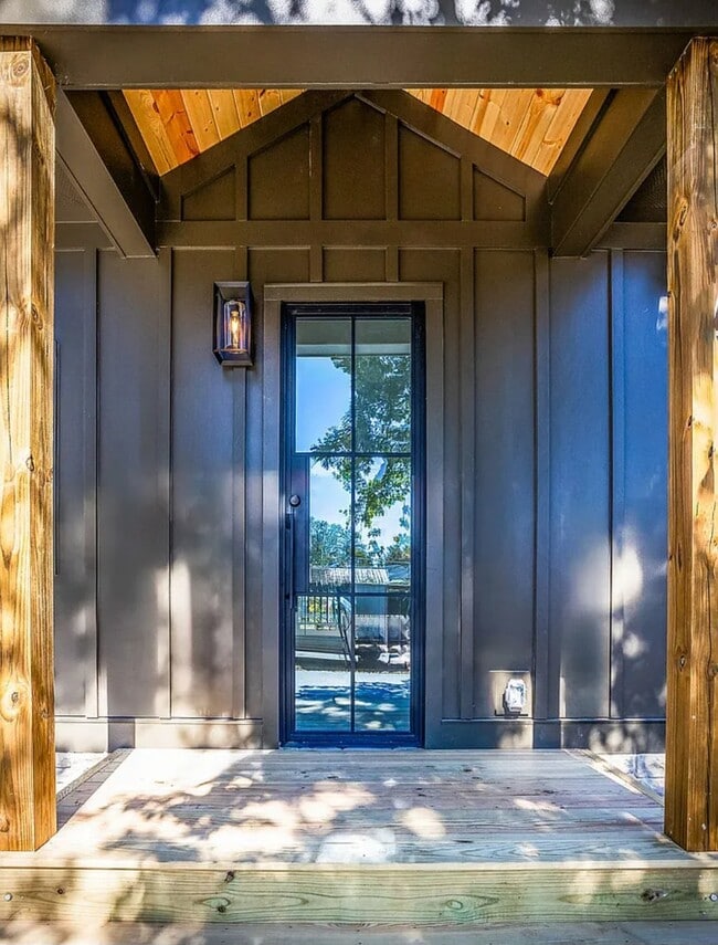 Building Photo - 1905 Highland Ave