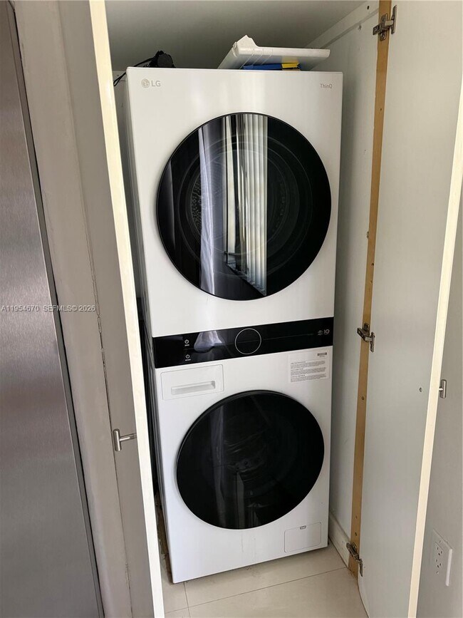 Building Photo - 1990 Brickell Ave