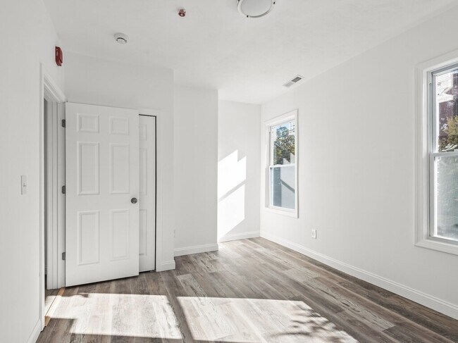 Building Photo - 42 William St