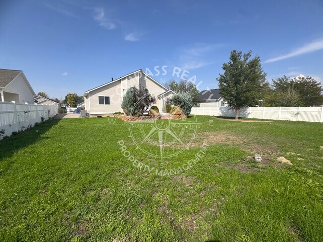 Building Photo - 372 E Angus Cv