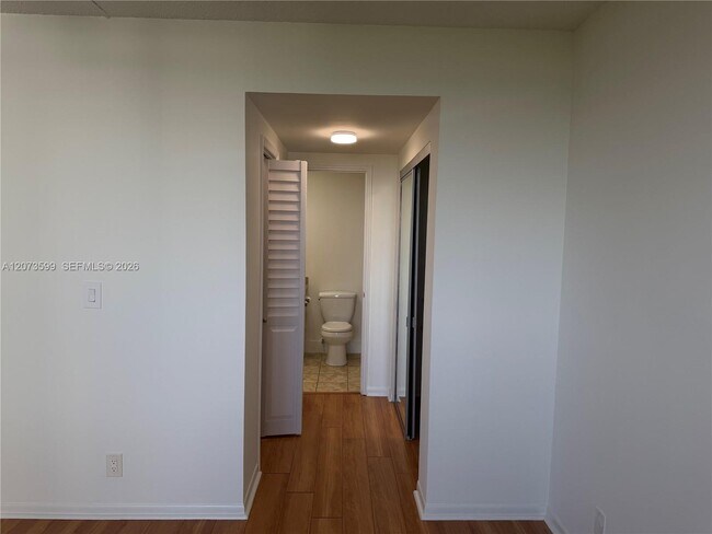 Building Photo - 4200 Hillcrest Dr