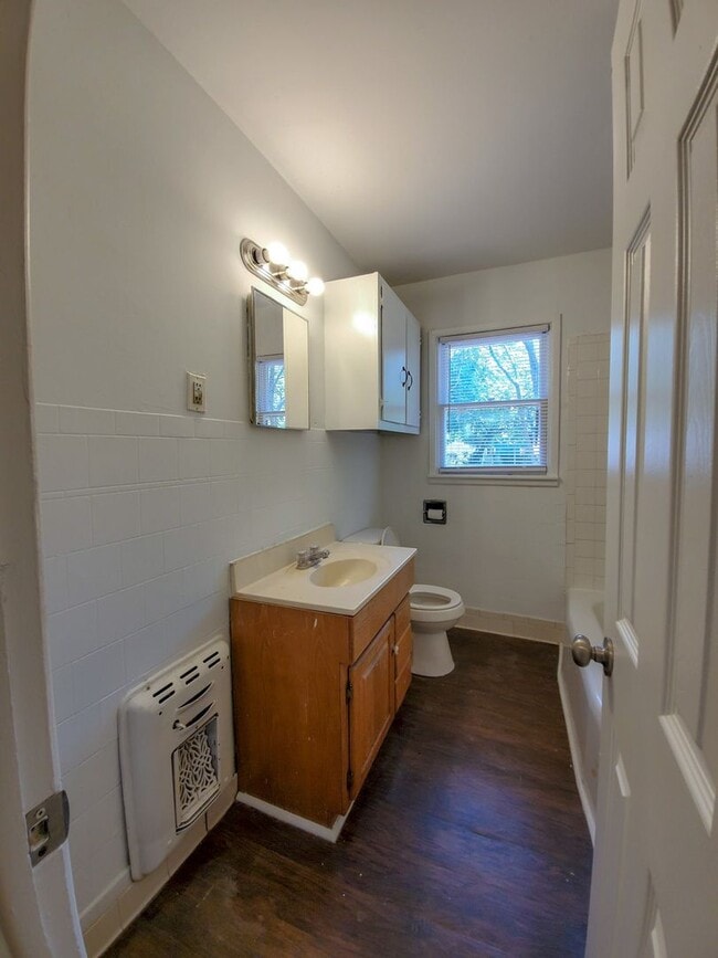 Building Photo - 2 bedroom 1 bath bungalow in Shawnee.