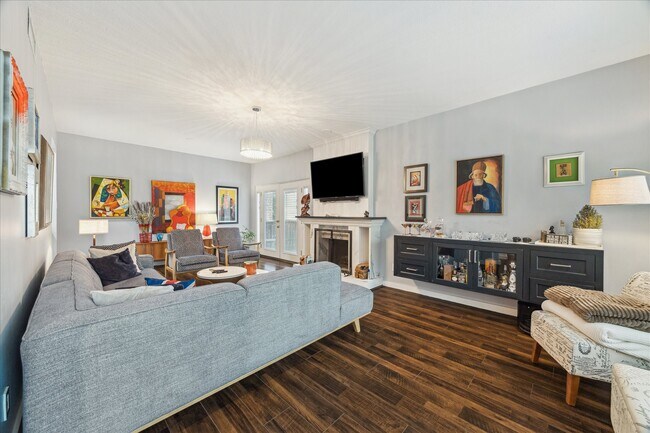 Building Photo - 2100 Tanglewilde St