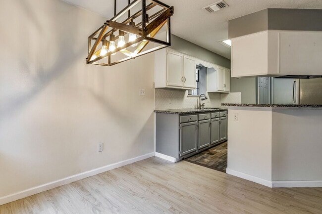 Building Photo - 2241 Prytania Cir