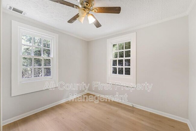 Building Photo - 2845 3rd Ave SW