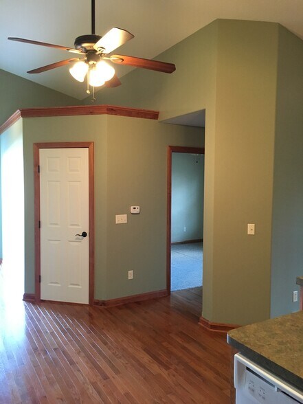 Vaulted ceilings - 8339 Edinboro Rd