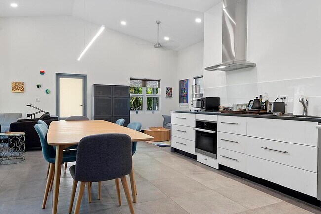 Building Photo - 112 S J St