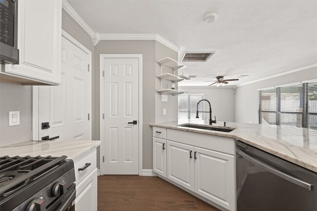 Building Photo - 1720 Old Creek Dr