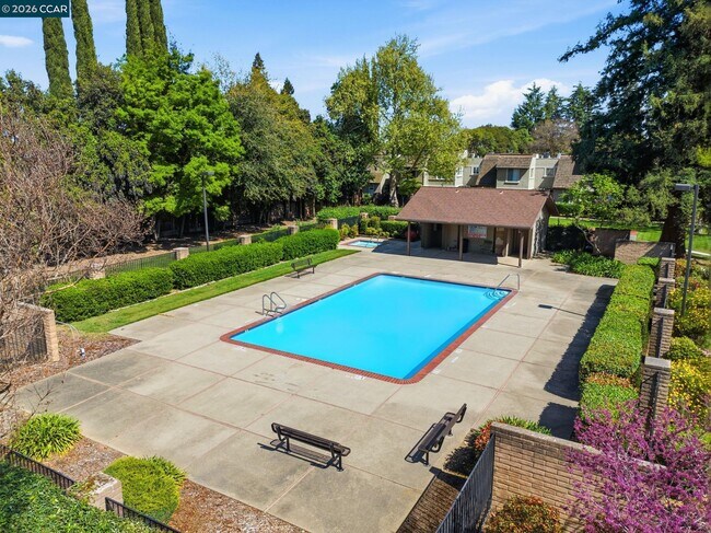 Building Photo - 102 Luna Grande Cir