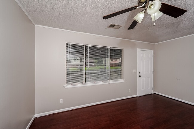 Building Photo - 1013 Sandy Brook Cir