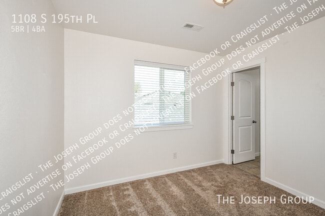 Building Photo - 1108 S 195th Pl