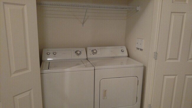 Building Photo - Close to Campus  3 bed 3 bath Condo