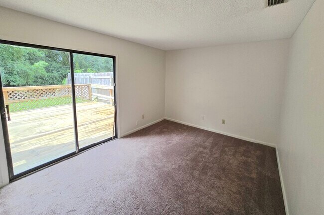 Building Photo - Awesome 3 Bed / 2 Bath Townhome with Open ...